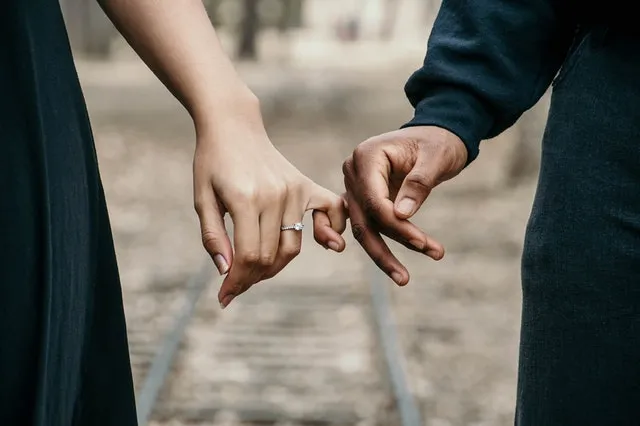 Co warto wiedzieć o pierścionkach zaręczynowych?